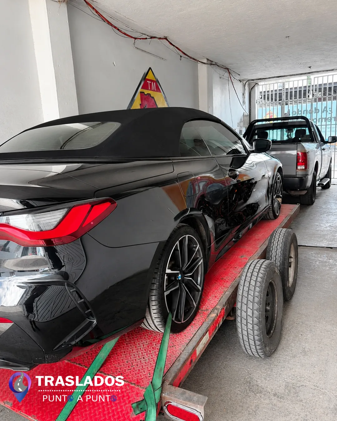 Auto convertible sujeto en remolque cerrado
