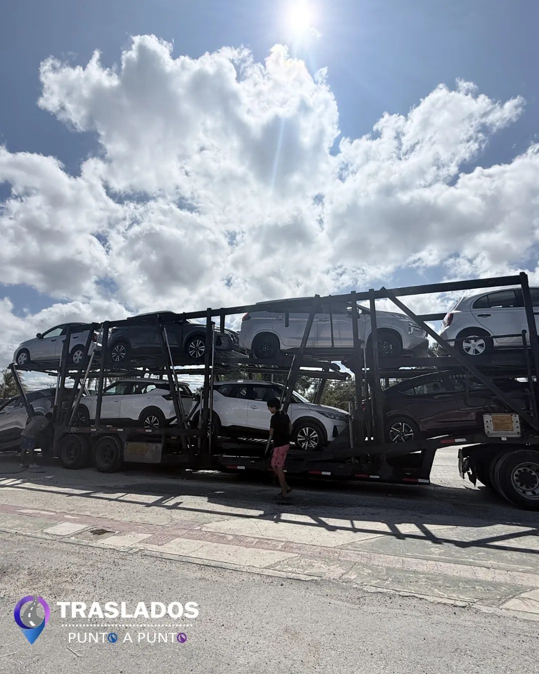 Madrina cargada con autos bajo cielo despejado