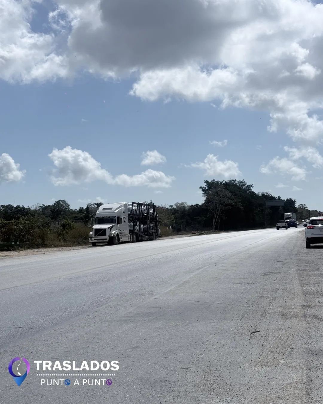 Madrina estacionada en carretera con vehículos cargados